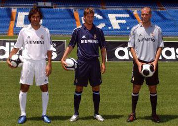 Siemens dropped the 'mobile' from the kit for the 2005/2006 season.