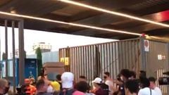 Tensión en el Camp Nou: una multitud se cuela en el recinto y los Mossos intervienen
