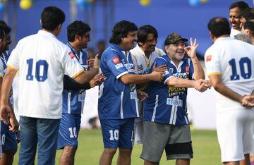Maradona visita una escuela en la India