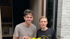 El ciclista belga Wout Van Aert posa con el maillot amarillo que le regaló Jonas Vingegaard tras ganar el Tour de Francia después de abandonar para acudir al nacimiento de su hijo.
