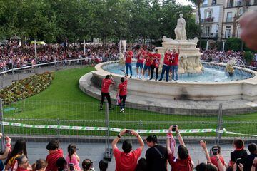 Varios miles de aficionados se concentran entre la Puerta de Jerez y la Catedral. El sevillismo celebra la Europa League como si nunca la hubiera ganado.