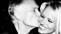 Hugh Hefner dando un beso a Pamela Anderson.