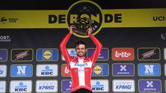 El ciclista danés Kasper Asgreen, posa como vencedor del Tour de Flandes 2021.