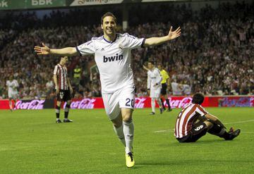 En 2013 Higuaín pierde la titularidad en el Real Madrid y se acelera su marcha al Nápoles por 39M€, aunque la cantidad puede resultar muy alta, tres años el Nápoles lo vendió a la Juventus por 90€.