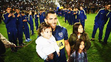 Carlos T&eacute;vez con sus tres hijos vistiendo la camiseta del Boca Juniors en el estadio &#039;La Bombonera&#039;