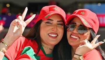 Hoy en el Al Bayt Stadium se enfrentan las selecciones de Croacia y Marruecos y los seguidores de ambos combinados han llenado de color el estadio. 