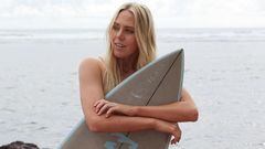 Laura Enever, surfista, con su tabla de surf