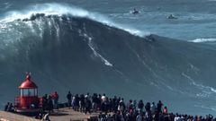 Un surfista surfea una ola gigante frente al Fuerte de San Miguel Arc&aacute;ngel, en Praia do Norte, Nazar&eacute; (Portugal), el 25 de febrero del 2022. 