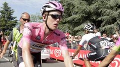 Steven Kruijswijk posa con la maglia rosa durante el Giro de Italia 2016.