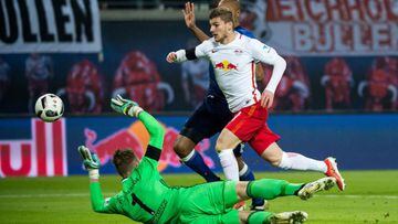 Leipzig&#039;s forward Timo Werner and Schalke&#039;s goalkeeper Ralf Faehrmann vie for the ball during the German first division Bundesliga football match between RB Leipzig and Schalke 04 in Leipzig, eastern Germany on December 3, 2016.  / AFP PHOTO / J