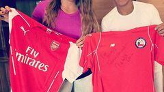 Natalia Duco y Alexis S&aacute;nchez con las camisetas de Arsenal y el Team Chile, respectivamente.