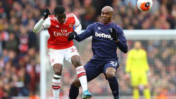 LONDON, ENGLAND - MARCH 07: Eddie Nketiah of Arsenal wins a header over Angelo Ogbonna of West Ham United during the Premier League match between Arsenal FC and West Ham United at Emirates Stadium on March 07, 2020 in London, United Kingdom. (Photo by Jul