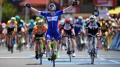 Elia Viviani celebra su victoria en la tercera etapa del Tour Down Under tras batir a Phil Bauhaus y Caleb Ewan en el sprint de Victor Harbor.