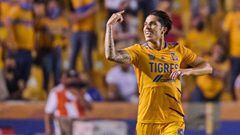 Carlos Salcedo festeja un gol con Tigres