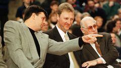Kevin McHale, Larry Bird y Red Auerbach durante la ceremonia de retirada de camiseta de Robert Parish, p&iacute;vot de los Boston Celtics de la NBA