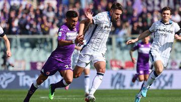 Fiorentina y Atalanta disputan la pelota