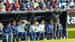 El entrenador argentino Eduardo Coudet observa el partido entre el Celta y el Getafe jugado en Bala&iacute;dos. 