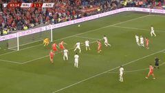 La avivada de Bale para capturar un rebote con Gales