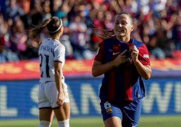 Claudia Pina celebra su gol al Real madrid señalándose el escudo del Fútbol Club Barcelona.