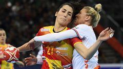 Lara Gonz&aacute;lez intenta lanzar ante Jessy Kramer durante la final del Mundial de Balonmano Femenino de Jap&oacute;n 2019.