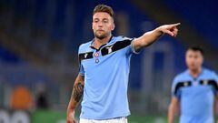 Sergej Milinkovic-Savic, jugador de la Lazio, da indicaciones durante un partido.