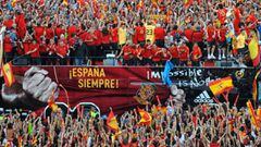 Spain&#039;s Euro 2008 football squad arrive at the Plaza Colon in Madrid for a victory parade on 30 June, 2008. Tens of thousands of supporters cheer on their team following their 1-0 victory over Germany to be crowned European champions.    AFP PHOTO/