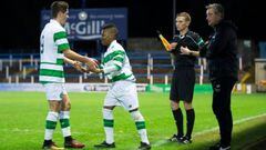 Karamoko Kader Dembele, de 13 a&ntilde;os, sustituye a Juck Aitchison (16) en un partido del Celtic Sub-20 ante el Hearts en la Liga de Desarrollo escocesa.