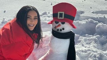 Kim Kardashian en la nieve con un muñeco de nieve, en Aspen, Colorado.