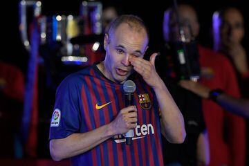 El 20 de mayo Iniesta se despidió del Fútbol Club Barcelona entre lágrimas después de 16 años defendiendo los colores blaugranas. 