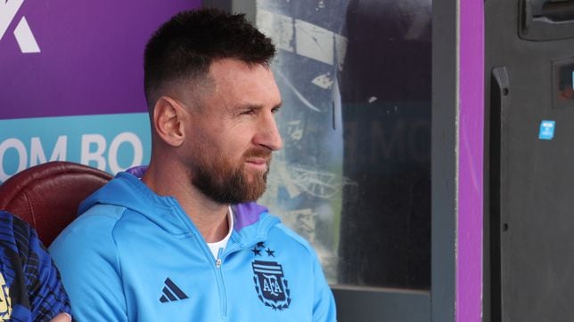 Why is Lionel Messi not starting for Argentina against Paraguay in the World Cup 2026 qualifier?