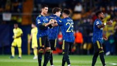 VILLARREAL, SPAIN - NOVEMBER 23: Cristiano Ronaldo of Manchester United bumps fists with team mate Jadon Sancho prior to the UEFA Champions League group F match between Villarreal CF and Manchester United at Estadio de la Ceramica on November 23, 2021 in 