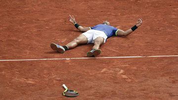 Rafa Nadal celebra en el suelo su d&eacute;cimo Roland Garros.