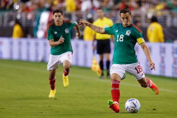 Andrés Guardado toca el balón durante el partido amistoso entre México y Colombia.