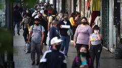 Personas caminan por una zona de ventas informales hoy en la ciudad de Buenos Aires (Argentina). EFE/Juan Ignacio Roncoroni