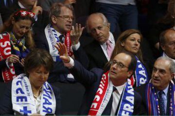 El alcalde de Lille, Martine Aubry (Izq), el Presidente de Francia, Francois Hollande (C) y el presidente de la Federación Francesa de Tenis (FFT), Jean Gachassin, en el punto de dobles de la final de Copa Davis entre Francia y Suiza en Lille.