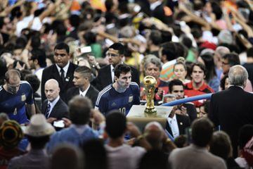 La fotografía de Bao Tailiang, en la que Messi aparece mirando el trofeo del Mundial tras perder la final ante Alemania del Mundial de 2014 dió la vuelta al mundo y se ha convertido en una de las imágenes mas icónicas de la historia.
