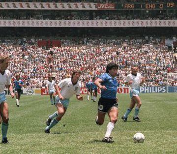 Compite con Pelé como el favorito al trono del fútbol mundial. Con la 'Albiceleste' fue campeón mundial en 1986, precisamente en el Estadio Azteca, y subcampeón cuatro años más tarde, en Italia '90. También brilló en el Napoli de la Serie A, club al que llevó a ganar dos 'scudettos' y una Copa de la UEFA.