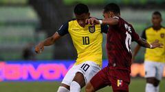 Ecuador&#039;s Gonzalo Plata (L) and Venezuela&#039;s Jose Martinez vie for the ball during the South American qualification football match for the FIFA World Cup Qatar 2022 at the Olympic stadium in Caracas, on October 10, 2021. (Photo by Federico Parra 
