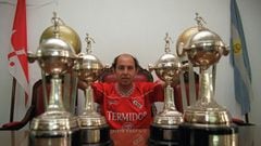 Bochini, con las copas que gan&oacute; en Independiente