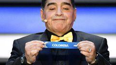 Diego Maradona saca la balota de Colombia en el sorteo para el Mundial de Rusia 2018.