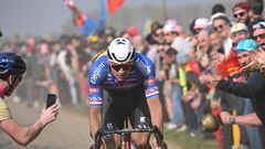Van der Poel, animado por una multitud de aficionados en la París-Roubaix.