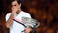 Roger Federer, con su trofeo de campeón del Open de Australia.