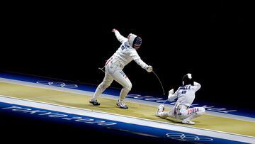 27 July 2021, Japan, Tokyo: US&#039; Courtney Hurley (L) in action against South Korea&#039;s Sera Song during the Women&#039;s Epee Team Quarterfinal Fencing match at Makuhari Messe Hall, during the Tokyo 2020 Olympic Games. Photo: Mike Egerton/PA Wire/d