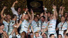 Racing Metro 92&#039;s players celebrate with the &quot;Bouclier de Brennus&quot; (Brennus Shield) after winning the French Top14 rugby union final match Toulon vs Racing 92 at the Camp Nou stadium in Barcelona on June 24, 2016.