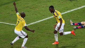 Jackson Mart&iacute;nez y Pablo Armero celebrando un gol con la Selecci&oacute;n Colombia.