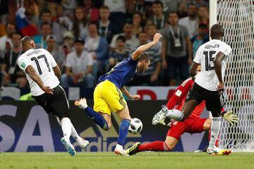 Durante el partido entre Alemania y Suecia, el delantero sueco recibió un claro empujón del defensa alemán, Jerome Boateng, dentro del área, que no fue sancionado ni revisado en el  Video Assistant Referee (VAR). El partido se encontraba 0-0 y terminó 2-1 a favor de los teutones.
