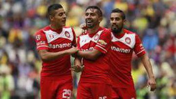 Jugadores del Toluca celebran en el Estadio Azteca su victoria liguera ante Am&eacute;rica