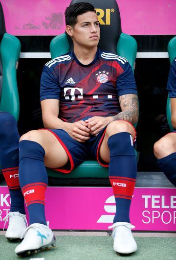 El volante colombiano James Rodríguez espera en el banco de suplentes por su debut con la camiseta del Bayern Múnich en la Telekom Cup, en la que su equipo jugará la final de 45 minutos ante el Werder Bremen.