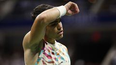 Carlos Alcaraz se seca el sudor en un momento de su partido contra Daniil Medvedev, en el US Open.