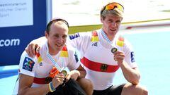 Jonathan Rommelmann y Jason Osborne posan en el podio con la medalla de bronce en los Mundiales de Remo de Linz 2019.